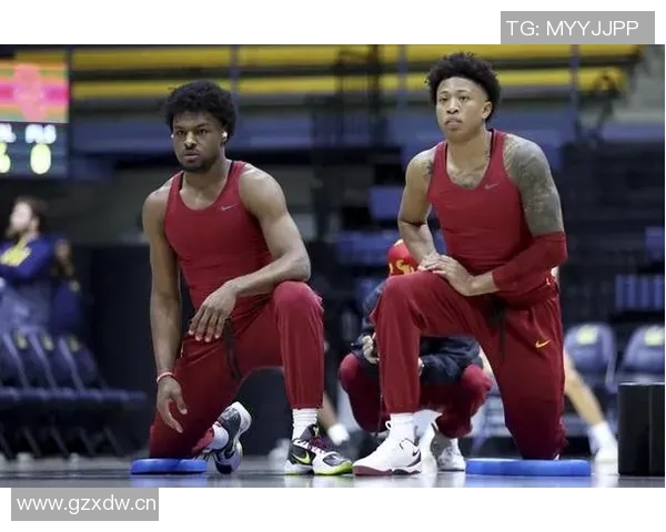 夸梅:布朗尼若想首发需提升接球投篮能力不能只依赖老爸的三分训练 夸梅:布朗尼若想首发需提升接球投篮能力不能只依赖老爸的三分训练