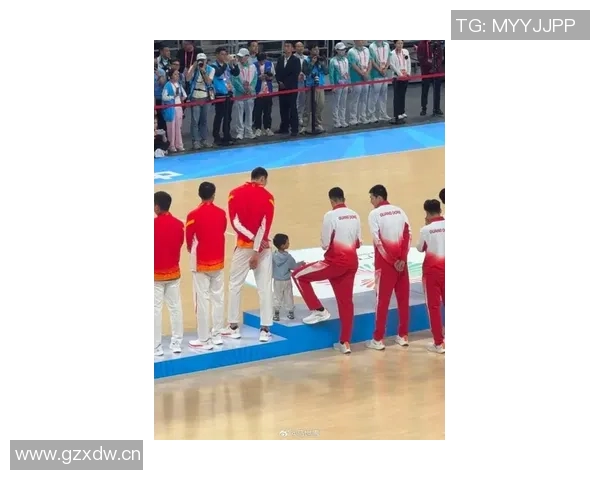 周琦首次现场观赛感受男双比赛魅力轻松3-0胜利乐趣无穷