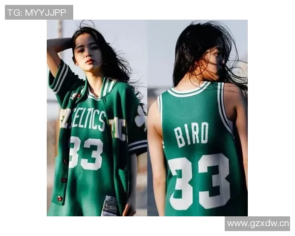 欧阳娜娜身穿阿森纳球衣漫步巴黎街头展现枪迷风采