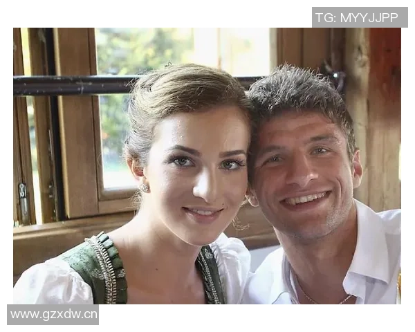 穆勒与德赖塞特尔亲密合影社交媒体上互称传奇人物