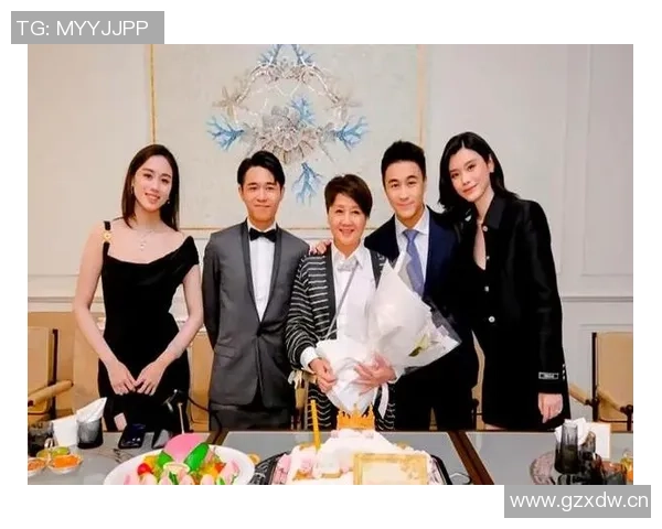 嫂子颜值爆表何猷君携妻儿共庆揭幕战与孩子生日欢乐时光 嫂子颜值爆表何猷君携妻儿共庆揭幕战与孩子生日欢乐时光