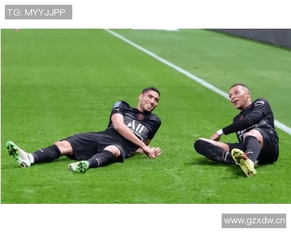 阿什拉夫积极恢复中观看皇马比赛与朋友聚会依靠助行器行走展现乐观态度