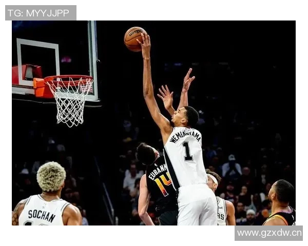 太阳队第三节发力净胜马刺13分成功反超6分迎接决胜时刻 太阳队第三节发力净胜马刺13分成功反超6分迎接决胜时刻