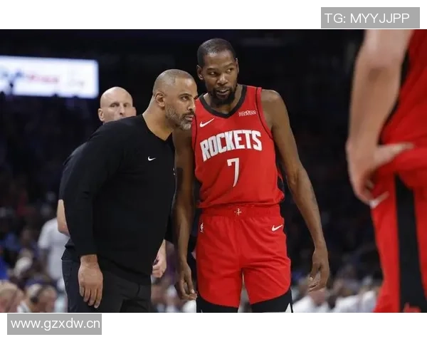 火箭节目主持人分析奥科吉能否接替狄龙并强调控卫需具备防守能力 火箭节目主持人分析奥科吉能否接替狄龙并强调控卫需具备防守能力